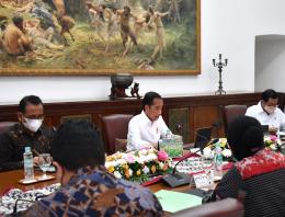 Setelah 8 Jam Penerbangan dari Luar Negeri, Jokowi Kumpulkan Para Menteri di Istana Bogor    